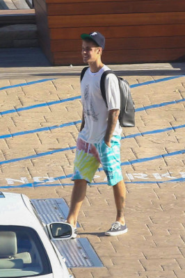 28.07 | Justin Bieber é fotografado em Malibu, na Califórnia