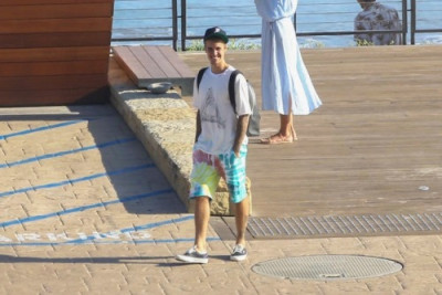 28.07 | Justin Bieber é fotografado em Malibu, na Califórnia