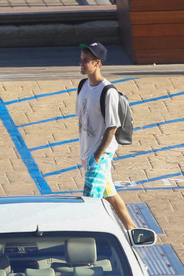 28.07 | Justin Bieber é fotografado em Malibu, na Califórnia
