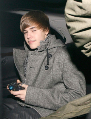 12.06 | Justin Bieber deixando restaurante em Londres