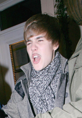 12.06 | Justin Bieber deixando restaurante em Londres