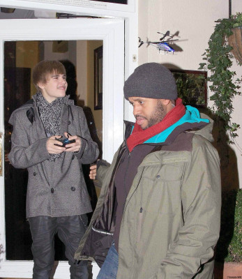12.06 | Justin Bieber deixando restaurante em Londres