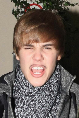 12.06 | Justin Bieber deixando restaurante em Londres
