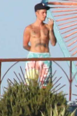 28.07 | Justin Bieber no hotel em Malibu, Califórnia