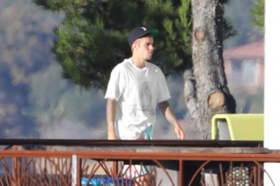 28.07 | Justin Bieber no hotel em Malibu, Califórnia