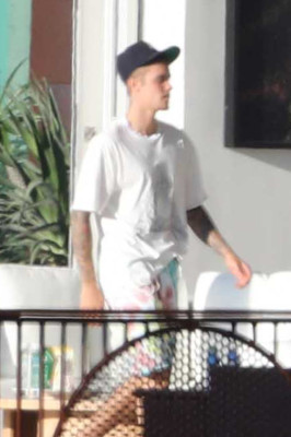 28.07 | Justin Bieber no hotel em Malibu, Califórnia