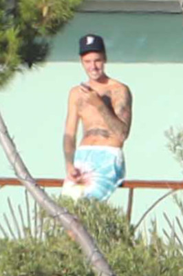 28.07 | Justin Bieber no hotel em Malibu, Califórnia