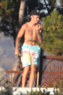 28.07 | Justin Bieber no hotel em Malibu, Califórnia