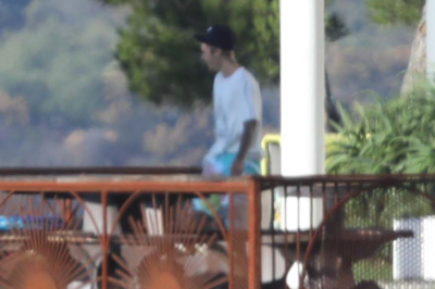 28.07 | Justin Bieber no hotel em Malibu, Califórnia