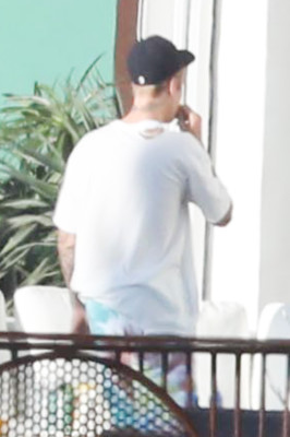 28.07 | Justin Bieber no hotel em Malibu, Califórnia