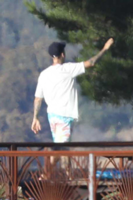 28.07 | Justin Bieber no hotel em Malibu, Califórnia