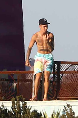 28.07 | Justin Bieber no hotel em Malibu, Califórnia