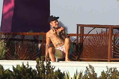 28.07 | Justin Bieber no hotel em Malibu, Califórnia