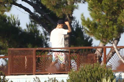28.07 | Justin Bieber no hotel em Malibu, Califórnia