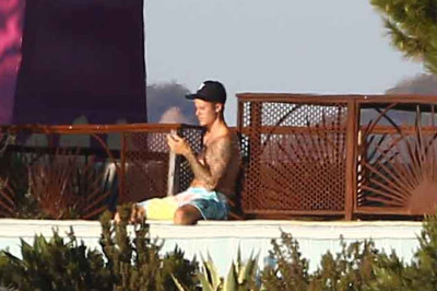 28.07 | Justin Bieber no hotel em Malibu, Califórnia