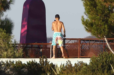 28.07 | Justin Bieber no hotel em Malibu, Califórnia