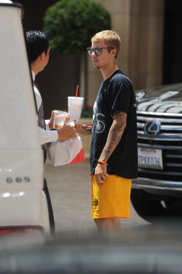 08.01 | Justin Bieber no hotel Montage em Beverly Hills, CA