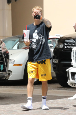 08.01 | Justin Bieber no hotel Montage em Beverly Hills, CA