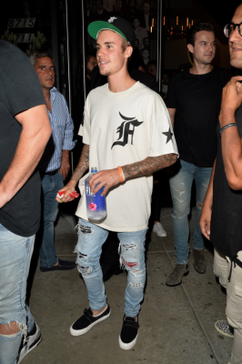 08.03 | Justin Bieber deixando o restaurante Catch em Los Angeles, CA