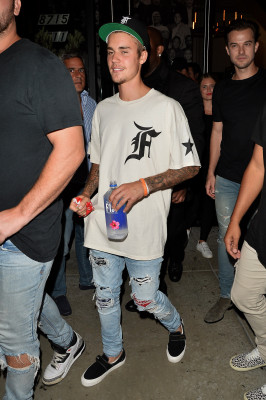 08.03 | Justin Bieber deixando o restaurante Catch em Los Angeles, CA