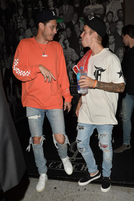08.03 | Justin Bieber deixando o restaurante Catch em Los Angeles, CA