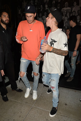 08.03 | Justin Bieber deixando o restaurante Catch em Los Angeles, CA