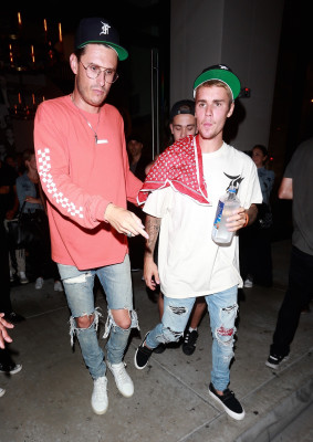 08.03 | Justin Bieber deixando o restaurante Catch em Los Angeles, CA