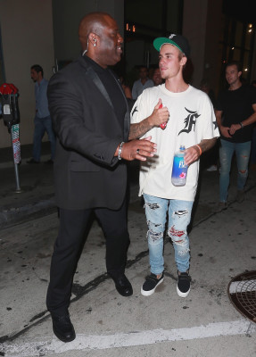 08.03 | Justin Bieber deixando o restaurante Catch em Los Angeles, CA