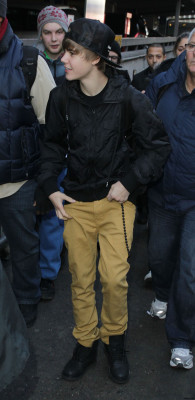 12.06 | Justin Bieber chegando em Londres