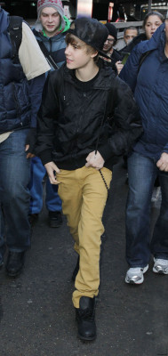 12.06 | Justin Bieber chegando em Londres