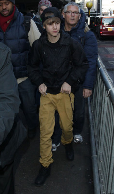 12.06 | Justin Bieber chegando em Londres