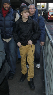 12.06 | Justin Bieber chegando em Londres