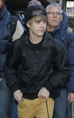 12.06 | Justin Bieber chegando em Londres