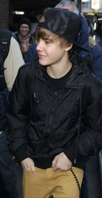 12.06 | Justin Bieber chegando em Londres