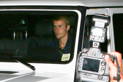 08.04 | Justin Bieber deixando o teatro The Wiltern em Los Angeles, Califórnia