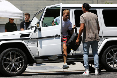 08.06 | Justin Bieber chegando no teatro The Wiltern em Los Angeles, Califórnia
