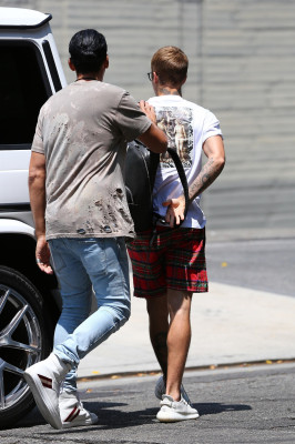 08.06 | Justin Bieber chegando no teatro The Wiltern em Los Angeles, Califórnia
