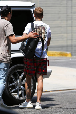 08.06 | Justin Bieber chegando no teatro The Wiltern em Los Angeles, Califórnia