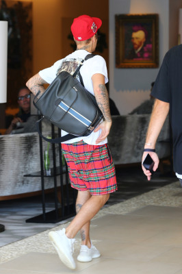 08.06 | Justin Bieber no Dream Hotel em Hollywood, Califórnia