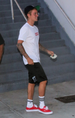 16.08 | Justin Bieber chegando na igreja em Los Angeles, Califórnia