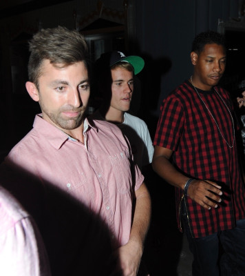16.08 | Justin Bieber deixando a igreja em Beverly Hills, na Califórnia