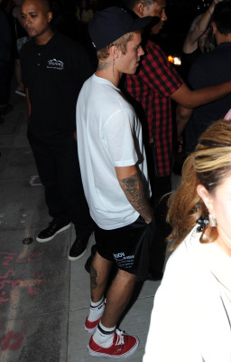 16.08 | Justin Bieber deixando a igreja em Beverly Hills, na Califórnia