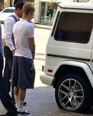 19.08 | Justin Bieber é visto no hotel Montage em Beverly Hills, na California