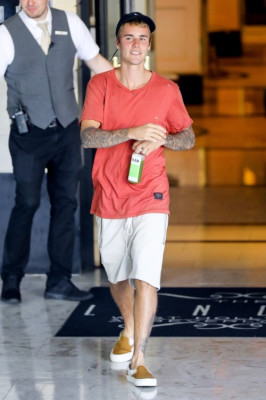20.08 | Justin Bieber é fotografado no hotel London em Los Angeles, na California