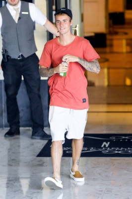 20.08 | Justin Bieber é fotografado no hotel London em Los Angeles, na California