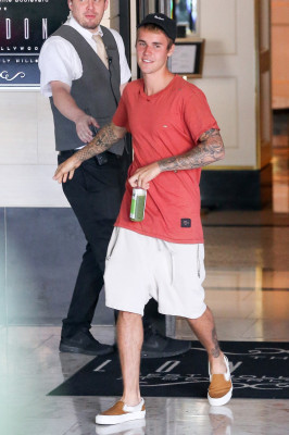 20.08 | Justin Bieber é fotografado no hotel London em Los Angeles, na California