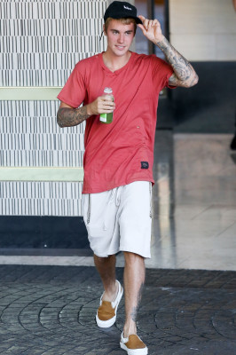 20.08 | Justin Bieber é fotografado no hotel London em Los Angeles, na California