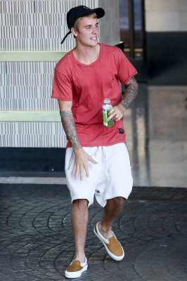 20.08 | Justin Bieber é fotografado no hotel London em Los Angeles, na California