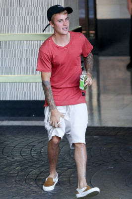 20.08 | Justin Bieber é fotografado no hotel London em Los Angeles, na California