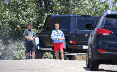 21.08 | Justin Bieber caminhando em Malibu, na California